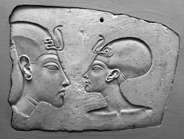 La placa de Wilbour, Museo de Brooklyn.  Nefertiti se muestra casi tan grande como su esposo, lo que indica su importancia.