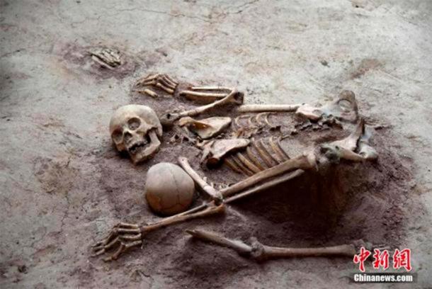 Woman shielding a child, Lajia Ruins Museum. (China News)