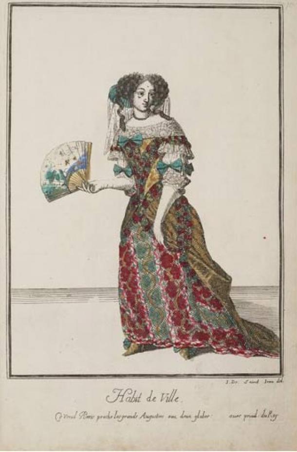 جان ديو دو سان جان، عادة المدينة، النقش، ج.  1670. طبعة من مجموعة صموئيل بيبس تصور ثوبًا عصريًا للمدينة.  قام شخص ما بتلوين نمط الحرير المطرز بخطوط متعرجة غير تقليدية.  يقترح مارلو أفيدون أنه من الممكن أن تكون ماري سكينر قد قامت بتلوين هذه الطبعة.  (مستنسخة بإذن من مكتبة بيبيس، كلية المجدلية كامبريدج)