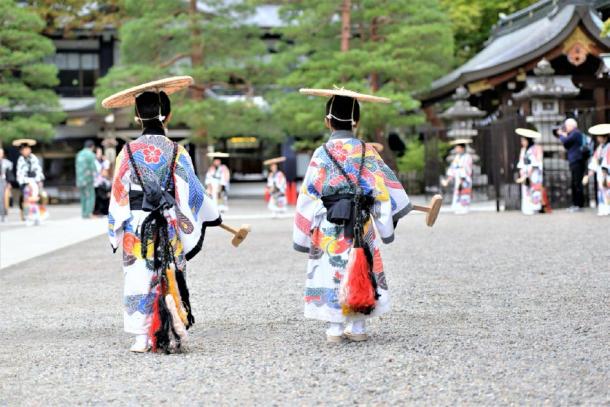 Women in traditional Japanese dress during a festival at the Meiji Shrine in Tokyo (gilad / Adobe Stock)