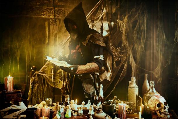 Working plague doctor (Andrey Kiselev / Adobe Stock)
