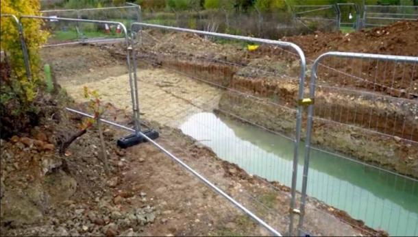 Los trabajadores parecen haber desenterrado lo que parece ser una antigua calzada romana cerca de Evesham. (Consejo del distrito de Wychavon)
