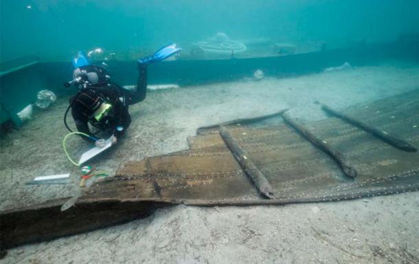 Wreck of Zambratija, Istria. Observations on the hull. (© Philippe Groscaux/Mission Adriboats/CNRS/CCJ)