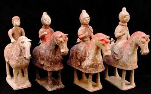 Xianbei cavalry figurines. (dandebat)