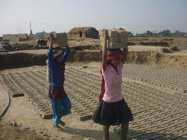 Young girls working in the brick kilns of Nepal. (CC BY-SA 4.0)