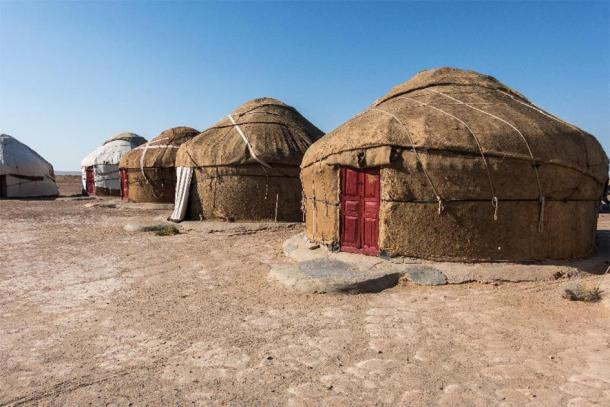 Yurt camp in Kyzylkum desert, Uzbekistan. (Francesco Bonino /Adobe Stock)