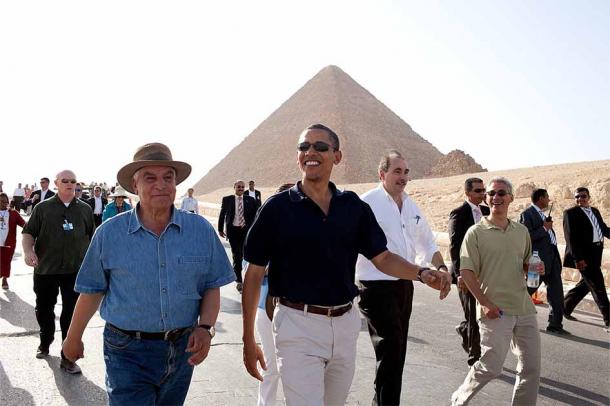 El famoso egiptólogo Zahi Hawass, quien hizo el emocionante anuncio sobre el hallazgo de la momia de Nefertiti, con Barack Obama, en junio de 2009. (Pete Souza / Dominio público)