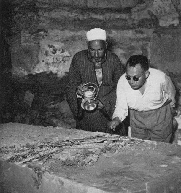 Zakaria Goneim por el sarcófago de alabastro, señalando la corona funeraria conservada.  Entierro ficticio o fiasco del faraón, el sarcófago vacío sería el principio del fin de Goneim.  (Respuestas en Génesis)