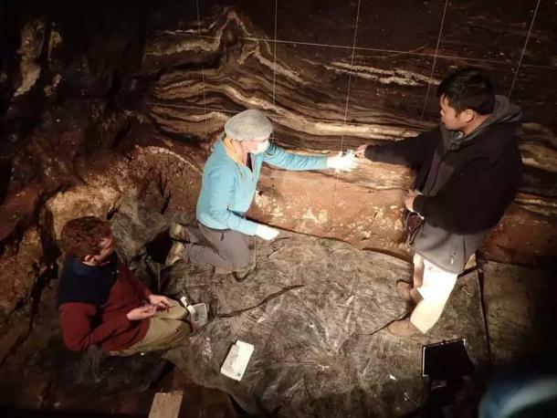 Los investigadores Zenobia Jacobs, Bo Li y Kieran O'Gorman en la cámara sur de la cueva toman muestras de sedimentos mientras buscan más ADN de la cueva Denisova. (Profesor Richard G. Roberts / Universidad de Wollongong)