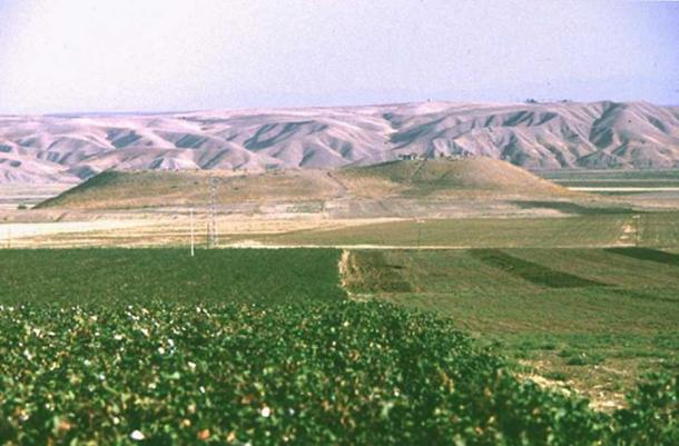 Ziyaret Tepe consists of a central mountain and a lower town.
