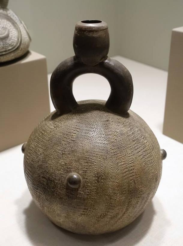 Example of a stirrup-spout vessel, Cupisnique culture, Peru north coast, Early Horizon, c. 900-200 BC, ceramic - Dallas Museum of Art