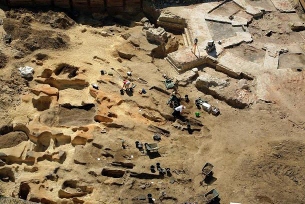 An aerial shot of the excavation site at the medieval cemetery in Petriplatz, Berlin. (Confix737 / CC BY-SA 4.0)