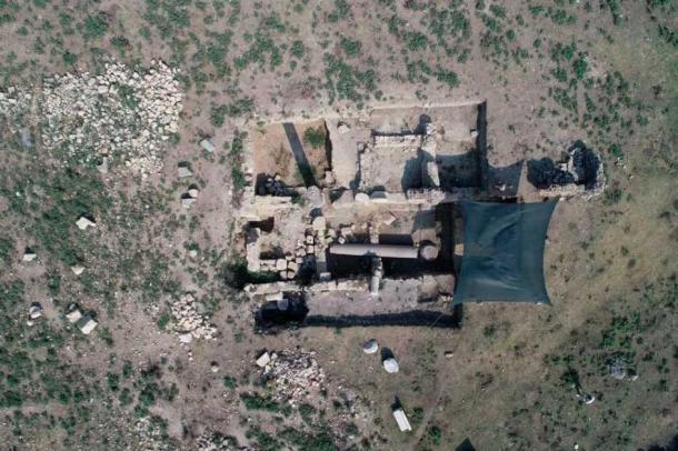 Una vista aérea del área de la antigua ciudad de Anavarza donde se encontraron las tumbas de los gladiadores romanos, observe las columnas helenísticas romanas caídas. (Agencia Anadolu)