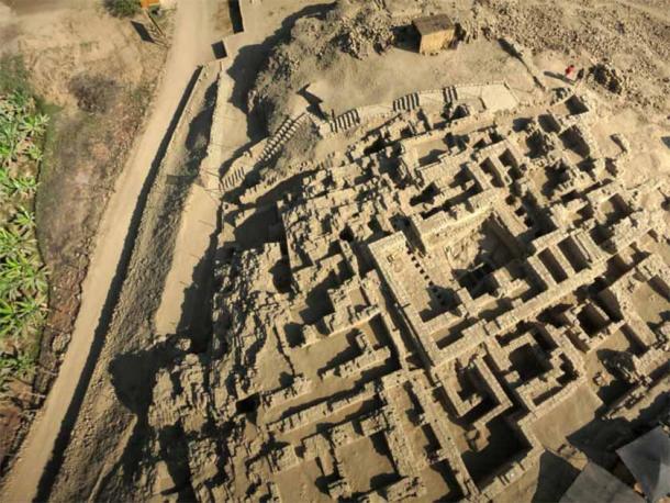 Una vista aérea de la antigua ciudadela de la cultura Wari de El Castillo de Huarmey, donde un equipo arqueológico polaco encontró recientemente la tumba de un artesano Wari de élite junto con objetos funerarios raros.  (Milosz Giersz / Facultad de Arqueología, Universidad de Varsovia)