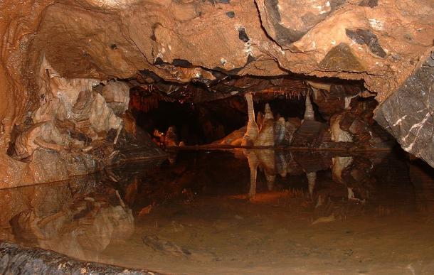 A chamber and mirror pool inside Gough's Cave, Cheddar, called Alladdin's Cave. (Rwendland/CC BY-SA 3.0)