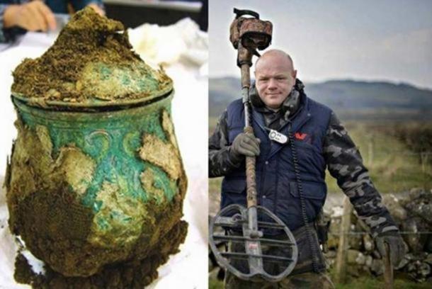 Izquierda: vasija carolingia de aleación de plata grande, que formaba parte del tesoro. Derecha: Derek McLennan, el buscador del tesoro. (Jamie Simpson)