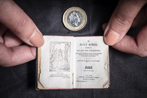 ¡La asombrosa Biblia en miniatura de Leeds de 1911, descubierta en la Biblioteca Central de Leeds en 2021, todavía está esperando que alguien diga de dónde vino! Fuente: Leeds Live