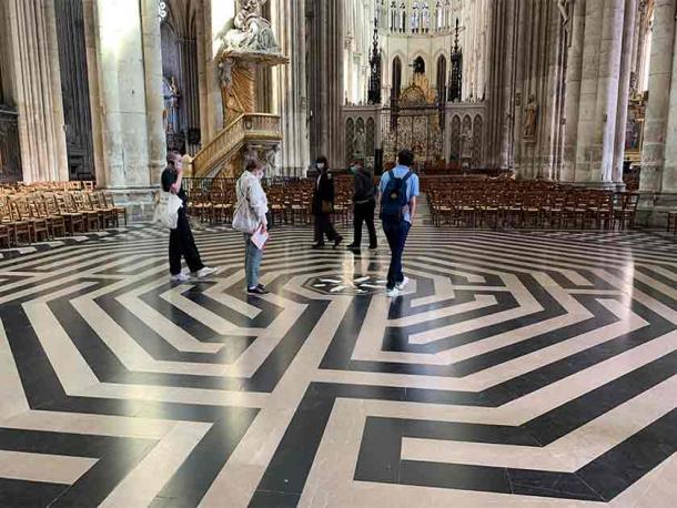 The labyrinth of Amiens, in the center of the floor of the nave at Amiens Cathedral in France. (Chabe01 / CC BY-SA 4.0)