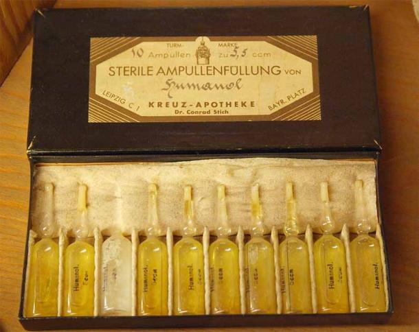 Estas ampollas están llenas de humanol, que se fabricaba a partir de grasa humana en Alemania a principios del siglo XX d. C., era un tipo de medicamento para cadáveres popular en toda Europa. (Bullenwatch/CC BY-SA 3.0)