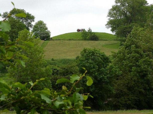 The analysis shows people and goods came from far and wide for feasts at Navan Hill Fort. (Public Domain)
