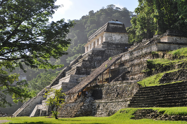 Ruinas de la antigua ciudad maya de Palenque, donde los arqueólogos descubrieron cámaras funerarias recientes de Palenque durante las excavaciones antes de la construcción planificada del tren maya. (Maximiliano / Adobe Stock)