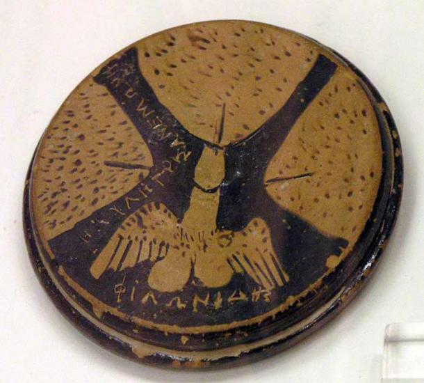 Esta antigua tapa griega data del 460-425 a. AD, representa tres órganos sexuales femeninos y un falo alado. (Μαρσύας / CC BY-SA 2.5)