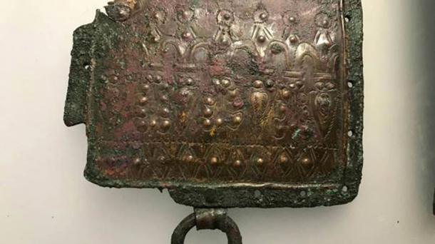 Este antiguo cinturón de bronce de Urartian, un raro artefacto de la misteriosa cultura Urartu, fue descubierto recientemente en la antigua ciudad conocida como Satala en Turquía. (TRT Haber)