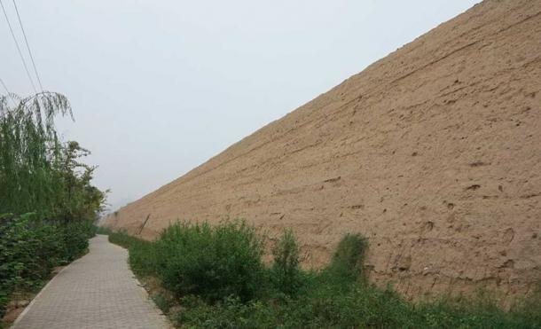 The ancient Shang dynasty (1600-1046 BC) wall that once surround the Zhengzhou Shangdu site, where the rare gold funeral mask was recently unearthed. (Robinlun / CC BY-SA 3.0)