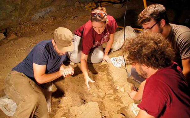 El antiguo portabebés se encontró en la cueva de Arma Vierana en el norte de Italia, donde el equipo de investigación encontró al niño mesolítico y sus cuentas de concha. (Jamie Hodgkins/Universidad de Colorado Denver)