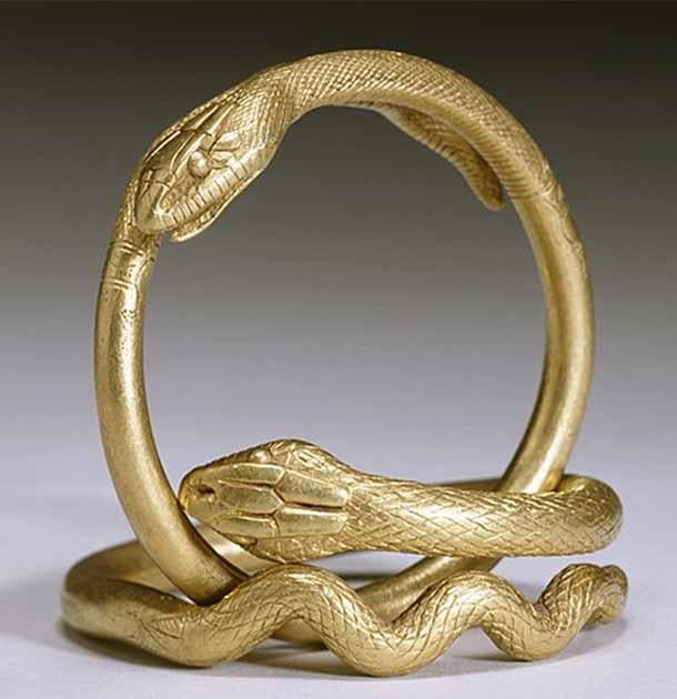 In the ancient Roman world, bracelets like this snake design were often worn in pairs, around the wrists as well as on the upper arms. (Public Domain)