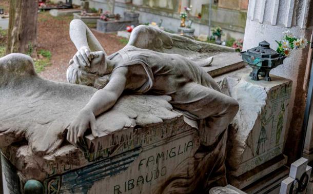An angel lies in despair on top of the tomb of the Ribaudo family (faber121 / Adobe Stock)