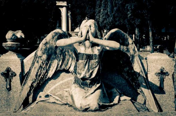 A child angels calls out to the heavens on top of a tomb in Staglieno Cemetery (Andrea Vismara / Adobe Stock)