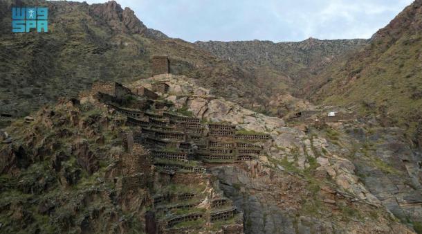 The most impressive antique beehives are located outside Kharfi, located south of Taif in the Maysan Governorate.