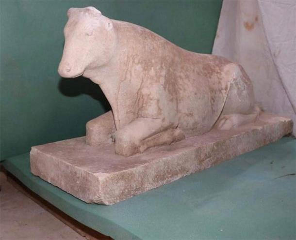 En la tumba faraónica egipcia se encontró una estatua de un becerro Apis, un toro sagrado, venerado en Menfis. (Ministerio de Turismo y Antigüedades)