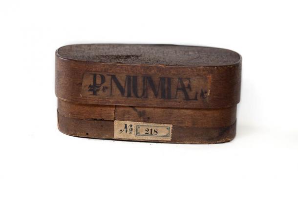 An apothecary vessel containing mumiae (mumia or mummy powder), from the pharmacist collection at the Museums für Hamburgische Geschichte. (Christoph Braun / CC0)