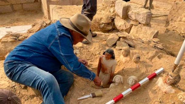 El arqueólogo egipcio Zahi Hawass, director del equipo de excavación egipcio, trabaja en el sitio de la pirámide escalonada de Djoser en Saqqara, donde se encontraron la momia dorada y los estados. (Ministerio de Turismo y Antigüedades)