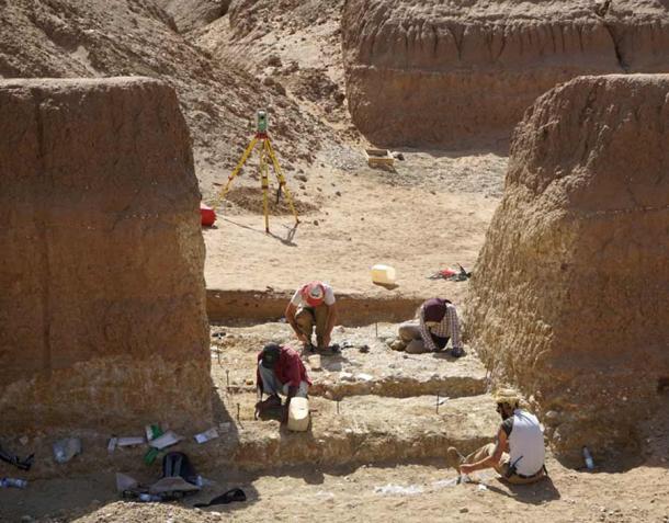 Arqueólogos polacos que trabajan en el sitio de la Edad de Piedra en Sudán donde se encontró el alijo de herramientas de piedra Homo Erectus en una antigua mina de oro. (Ciencia en Polonia)