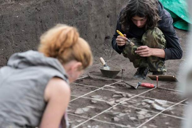 Arqueólogos checos trabajando en el sitio del túmulo funerario de Rip Mountain. (René Volfik / Radio Checa)