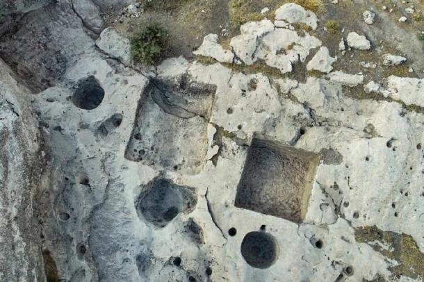 Los arqueólogos han descubierto fosas excavadas en la piedra que servía de prensa de vino, para extraer jugo de uva para la elaboración de vino. (Universidad de Údine)