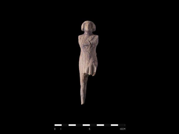 Los arqueólogos también descubrieron esta figurilla de madera que creen que podría haber sido el dueño de la tumba. (M. Jawornicki / PAP)
