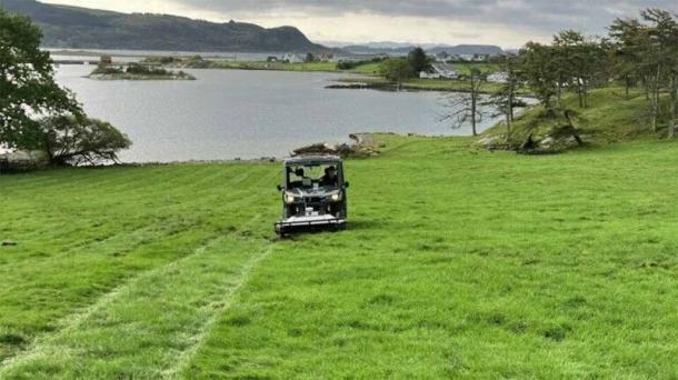 The archaeologists drive over a possible pit house. (Grethe M. Pedersen, AM / UiS)