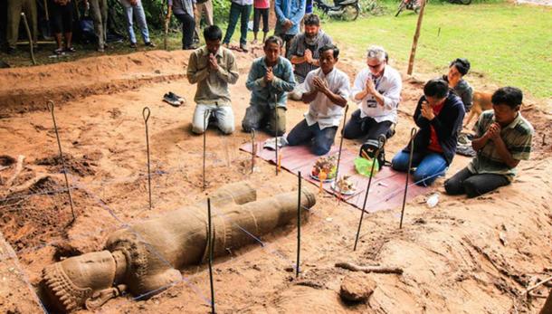 The archaeology team respectfully ask the spirit protecting the site permission to move the statue they unearthed the previous day to the Preah Sihanouk Museum in Siem Reap province. (Image: Apsara Authority)