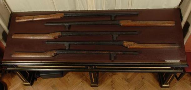 Early form of arquebus; a hand cannon with hook.