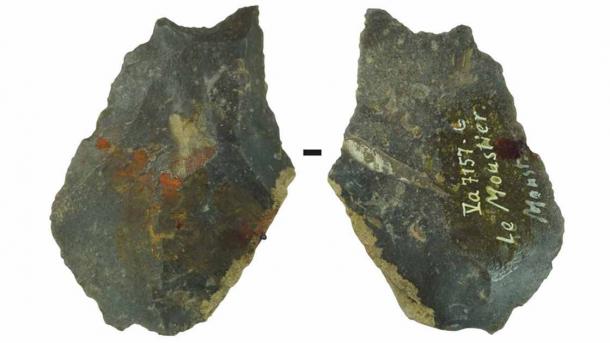 Stone artifact from the upper rock overhang of the Neanderthal site Le Moustier with remains of the bitumen-ocher mixture from which the handle was made. (© State Museums in Berlin, Museum of Prehistory and Early History / Gunther Möller)