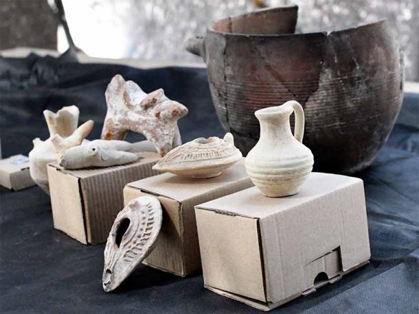 Estos hermosos y lujosos artefactos se encontraron en el sitio de la mansión islámica recientemente descubierta en el desierto de Negev en Israel. (IAA)