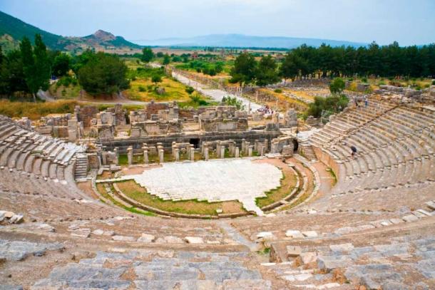 Efes'teki anıtsal tiyatronun çarpıcı kalıntıları, ününe katkıda bulunmuştur (Alexander Khripunov/Adobe Stock)