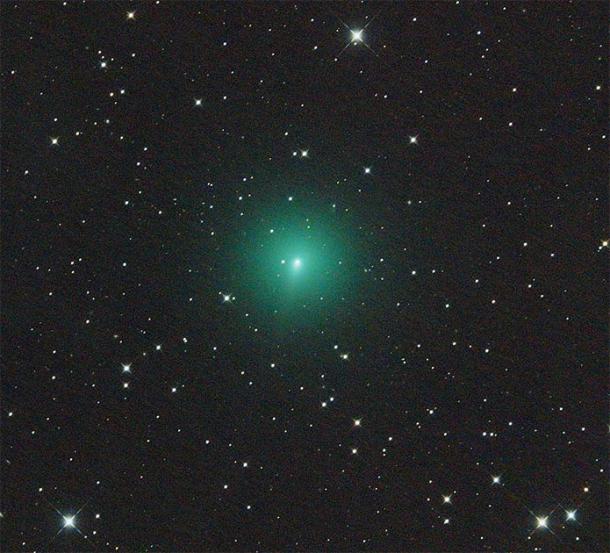 Comet Atlas in the night sky glowing green. (Martin Gembec / CC BY-SA 4.0)