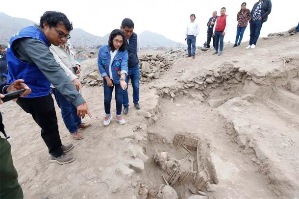 Yetkililer mumyaları içeren mezarları inceliyor. (Peru Kültür Bakanlığı)