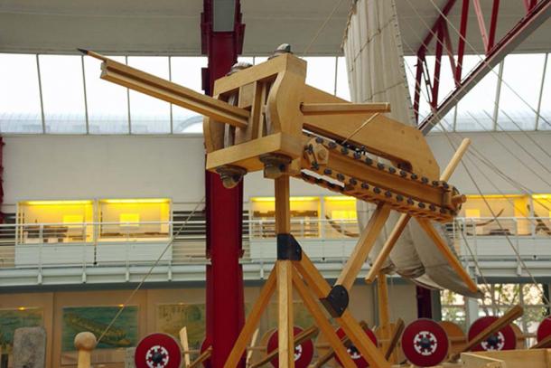 An automatic catapult, perhaps what a polybolos could have looked like.