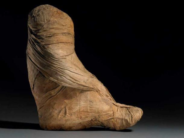 Babuino momificado todavía completamente envuelto en envolturas de lino. (Administradores del Museo Británico / CC by SA 4.0)